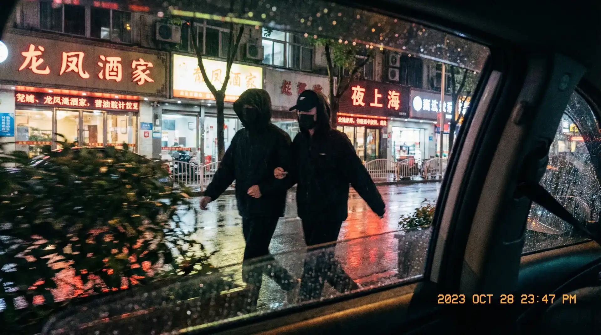 两个女人韩国 - 顶流明星深夜密会现场抓拍照片